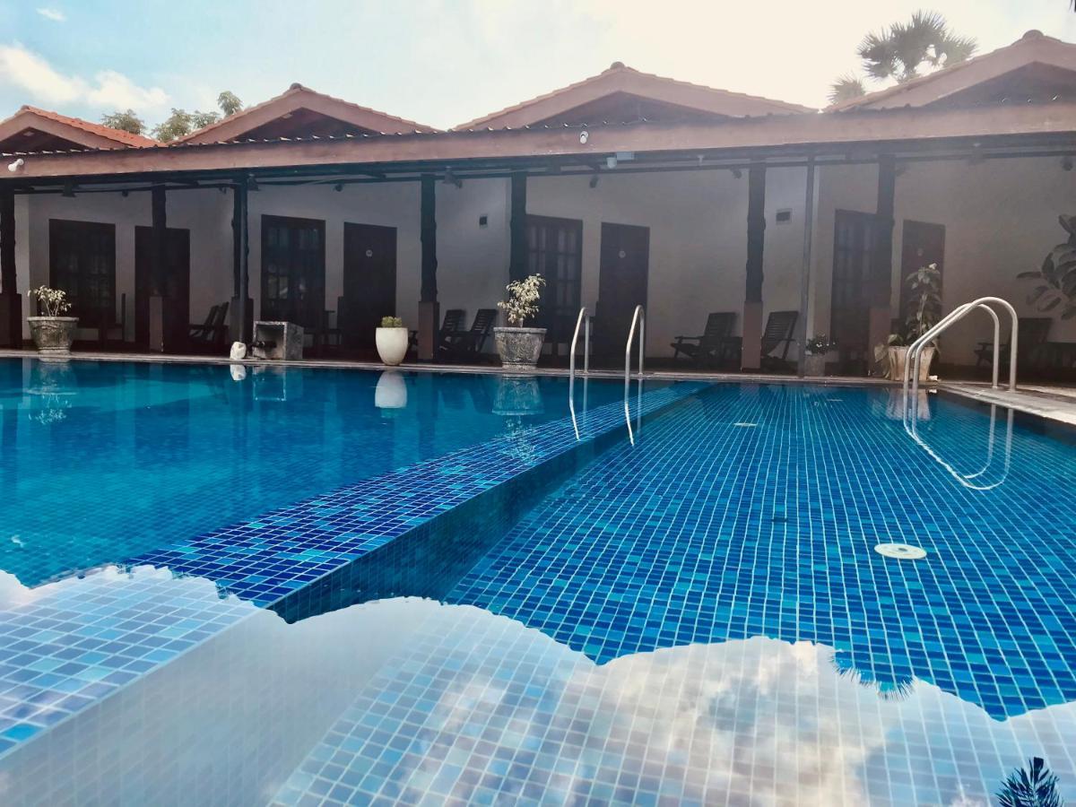 Paris Garden Resort Тринкомале Екстериор снимка