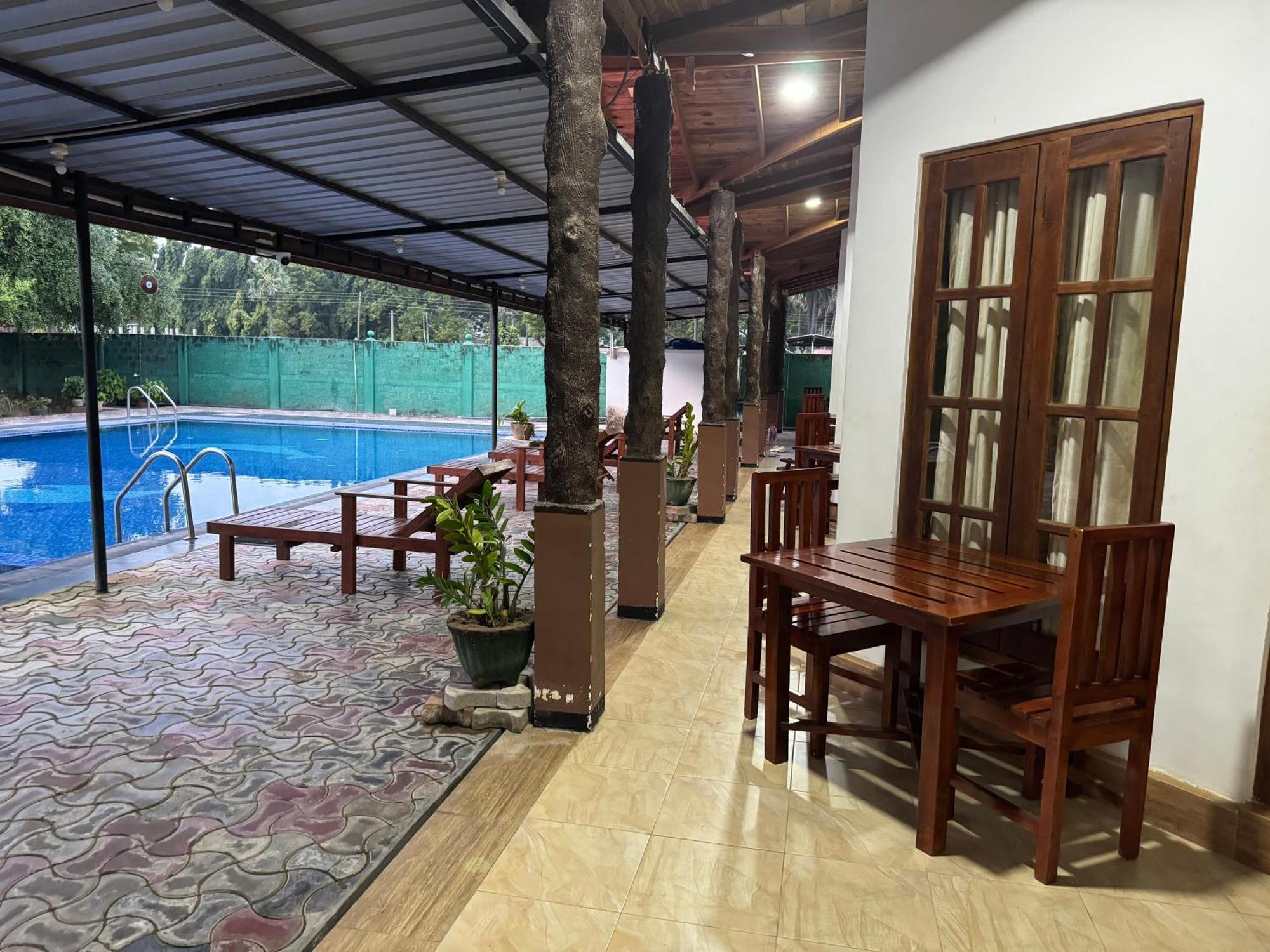 Paris Garden Resort Тринкомале Екстериор снимка