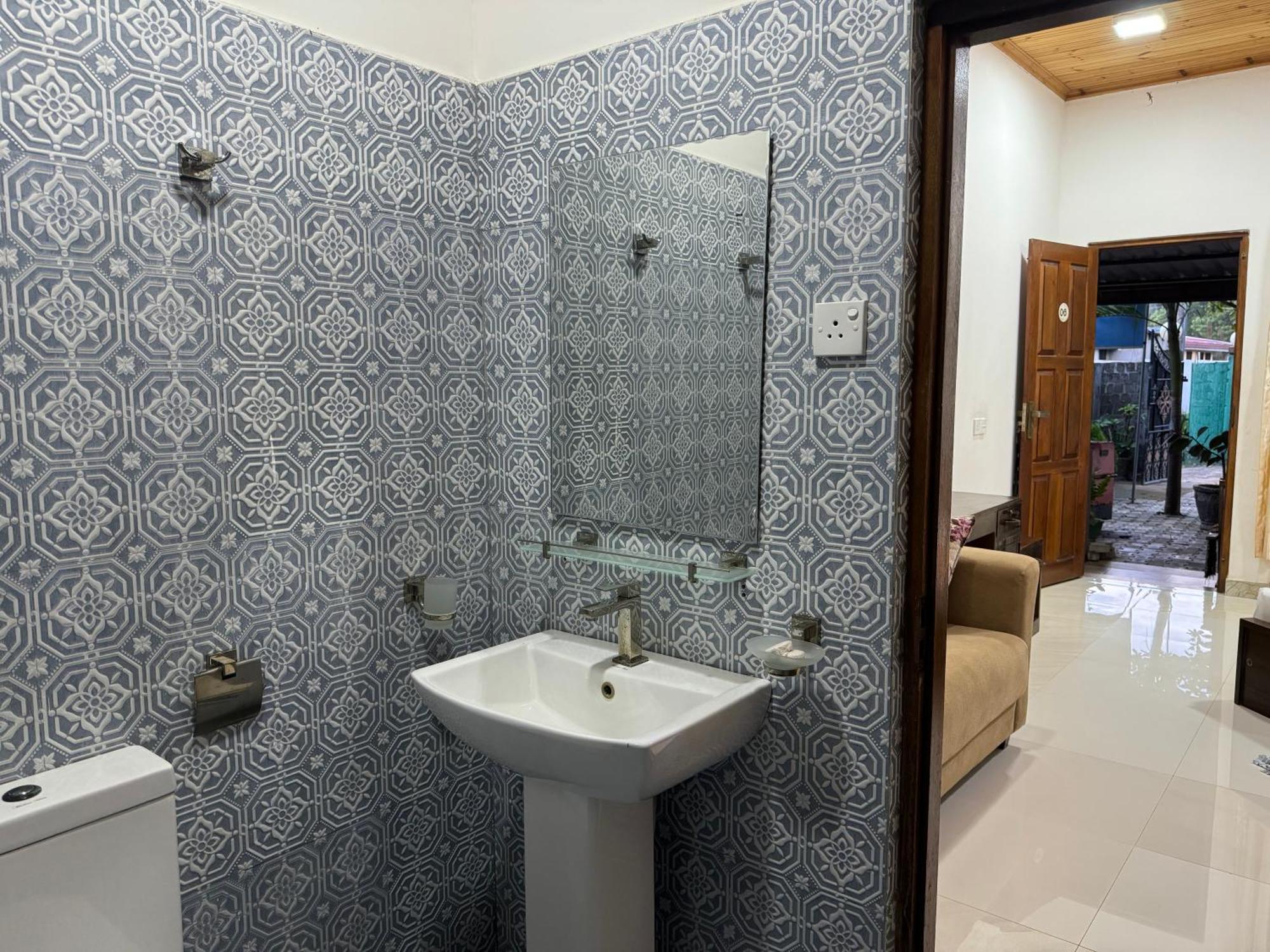 Paris Garden Resort Тринкомале Екстериор снимка
